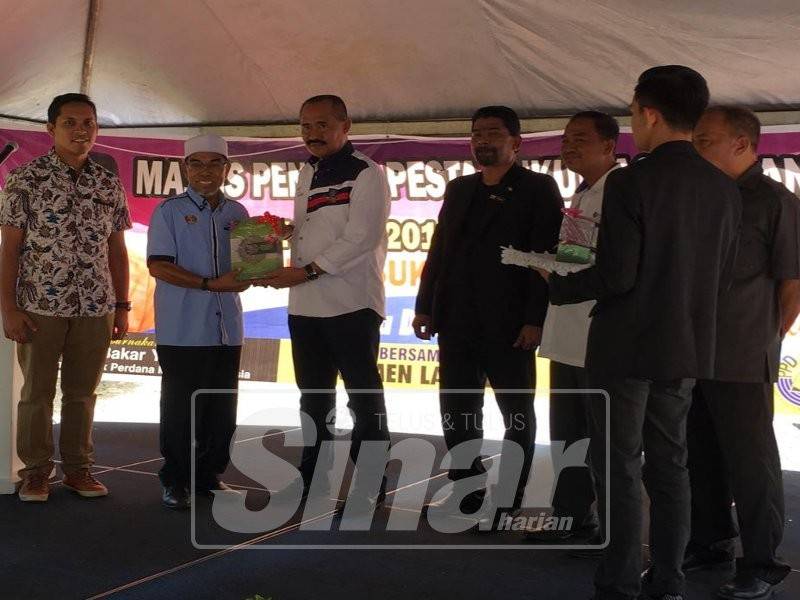 Setiausaha Politik Perdana Menteri, Abu Bakar Yahya menyampaikan cenderamata kepada salah seorang tetamu.