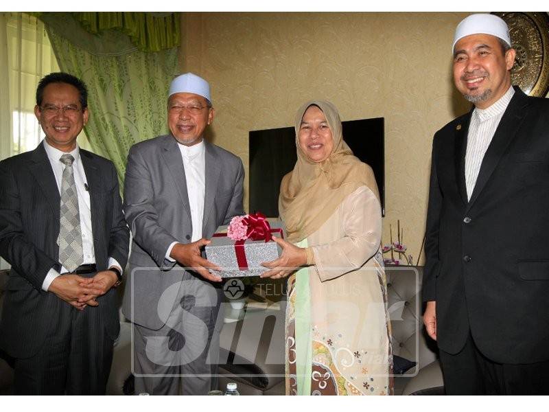 Ahmad menyampaikan cenderahati kepada Zuraida selepas kunjung hormat, hari ini.