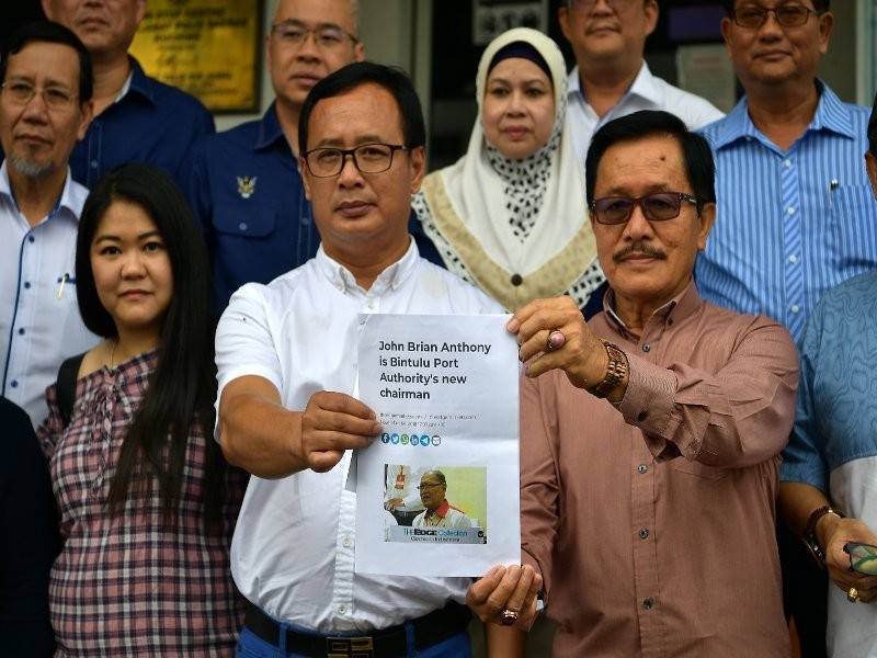 Sekumpulan setiausaha politik Gabungan Parti Sarawak (GPS) diketuai oleh Alexander Asing (depan, tengah) membuat laporan Polis hari ini terhadap anggota DAP Dr John Brian Anthony berkaitan catatan dalam laman sosial Facebook yang didakwa memfitnah pakatan itu. - Foto Bernama