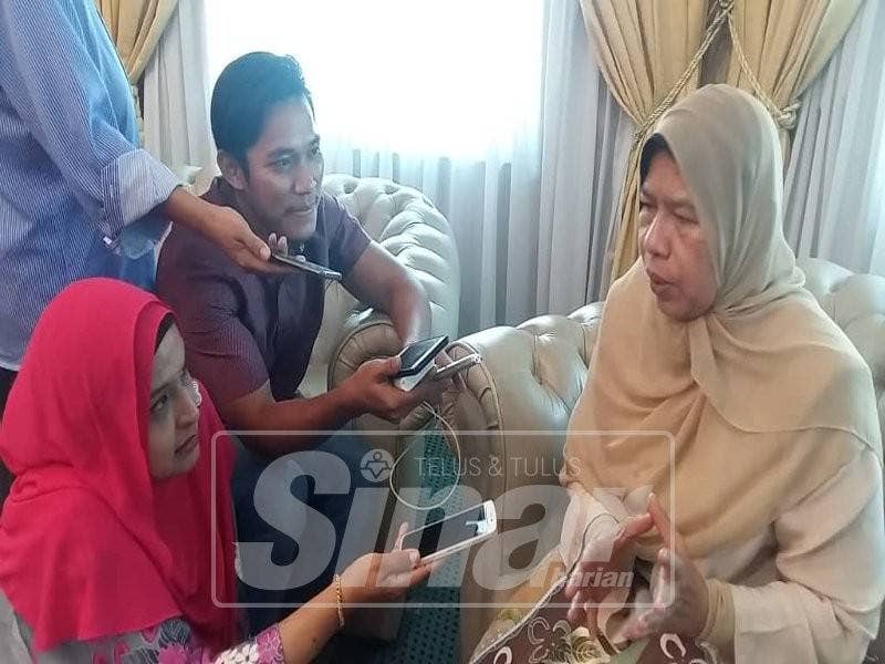 Zuraida (kanan) ditemui selepas Majlis Kunjungan Hormat di Kediaman Rasmi Menteri Besar Kelantan, hari ini.