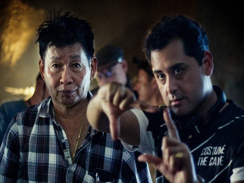 Aksi Waller ketika mengarahkan filem The Cave di tengah Thailand.