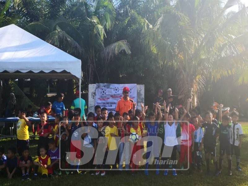 Sebahagian pemain yang dipilih pada pemilihan terakhir merakam kenangan bersama.