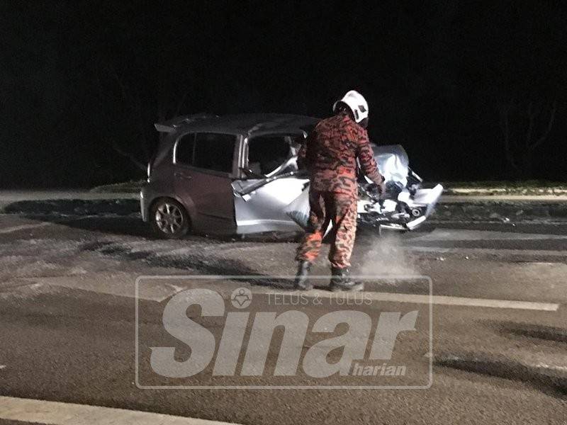 Kereta Produa Myvi dipercayai hilang kawalan lalu memasuki lorong bertentangan.