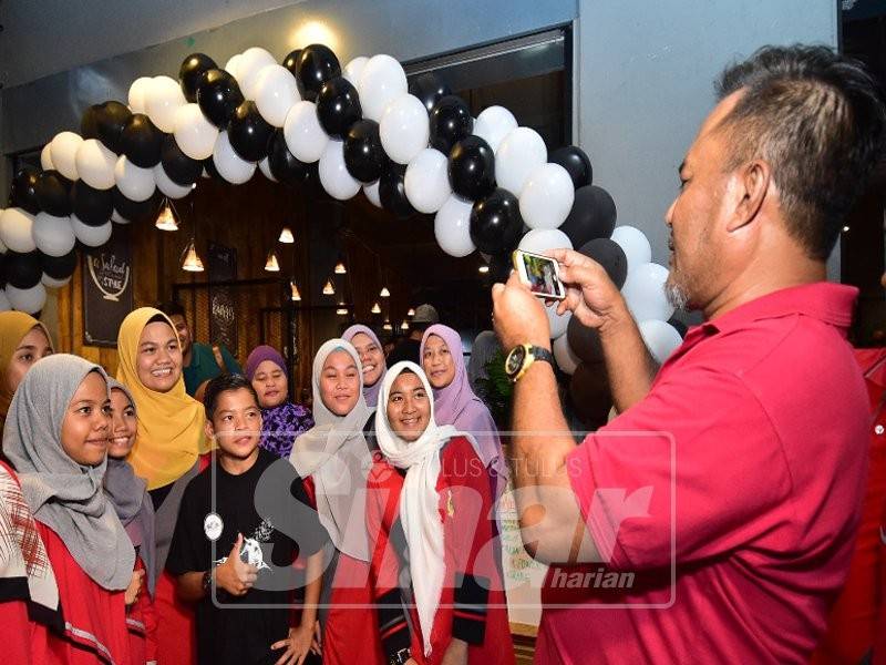 Syukur merakam gambar bersama peminatnya gang hadir sempena majlis meraikan dia bersama jurugambar anjuran Mation cawangan Kuala Terengganu, di sini, malam tadi.
