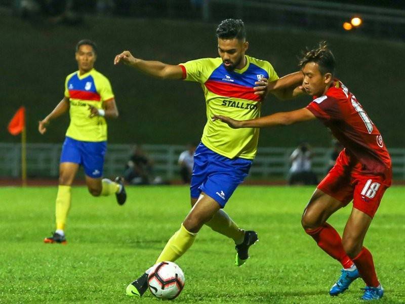 Zafuan (dua, kanan) turut diturunkan oleh Pulau Pinang untuk diuji bertemu PKNP FC di Stadium Batu Kawan, semalam. - Foto FAP