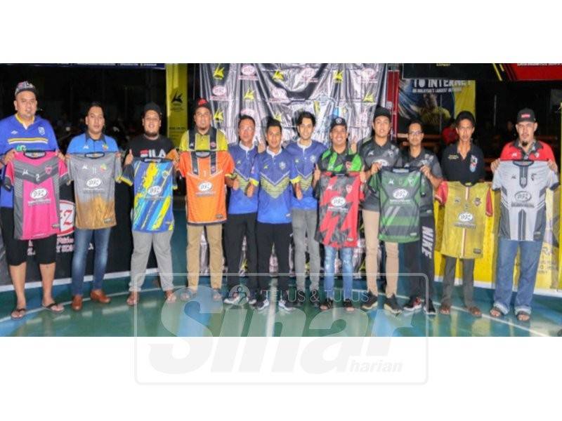 Abd Hafiz (enam, kiri) bersama wakil lapan pasukan dari seluruh negeri Pulau Pinang yang menyertai Liga Futsal Kovra DFZ 2019. - Foto ABD HALIM
