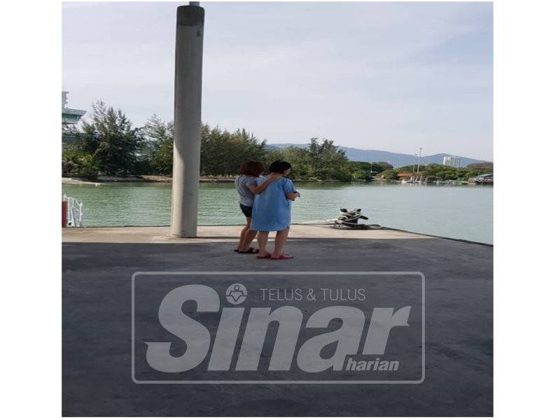 Ahli keluarga mangsa berada di Jeti Pasukan Polis Marin Batu Uban bagi meninjau operasi SAR.