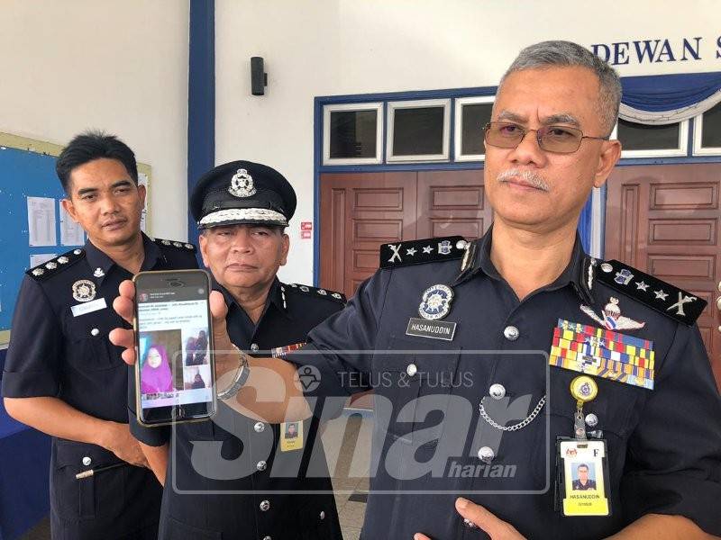 Hasanuddin (kanan) menunjukkan gambar dua beradik hilang yang tular di media sosial.
