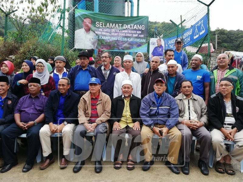 Wan Rosdy (duduk; empat, kiri) dan Timbalan Presiden Pas, Datuk Tuan Ibrahim Tuan Man (duduk; empat, kanan) meluangkan masa bersama penduduk Kampung Desa Kayangan, Brinchang, hari ini.