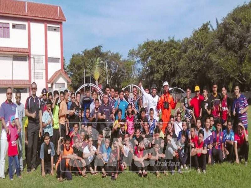 Sebahagian pelajar dan pihak penganjur bergambar bersama penerbang pada XC D sawah Padi di SMKA Tun Rahah.