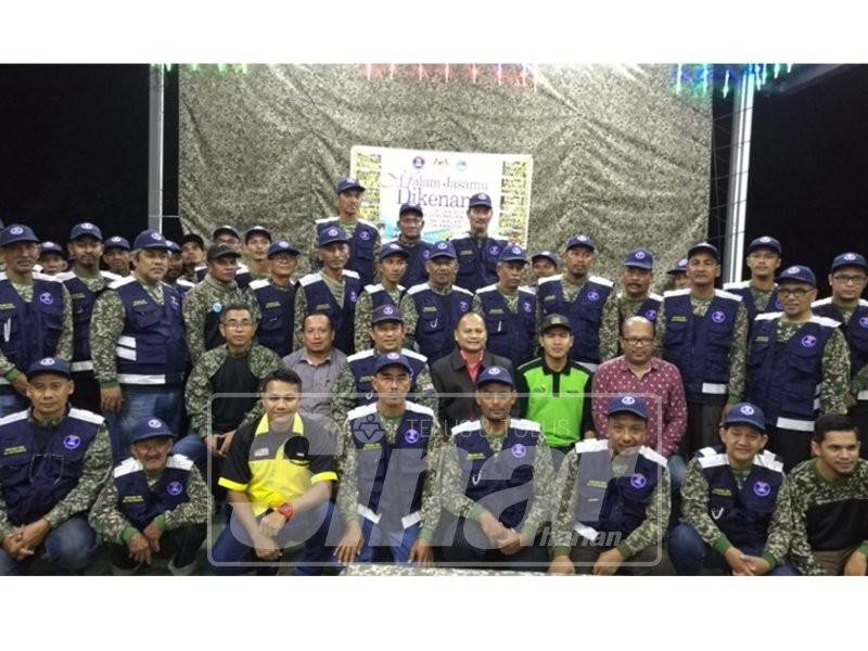 Komuniti KRT dan SRS Tok Randok bergambar kenangan dengan tetamu jemputan program Malam Jasamu Dikenang di Markas Taktikal KRT/SRS Kampung Tok Randok.