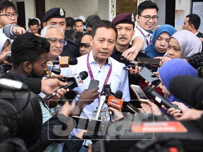 Pengerusi SPR, Azhar Azizan Harun bercakap kepada pemberita ketika melawat pusat mengundi awal bagi PRK Cameron Highlands, hari ini. - Foto Sinar Harian oleh SHARIFUDIN ABD RAHIM