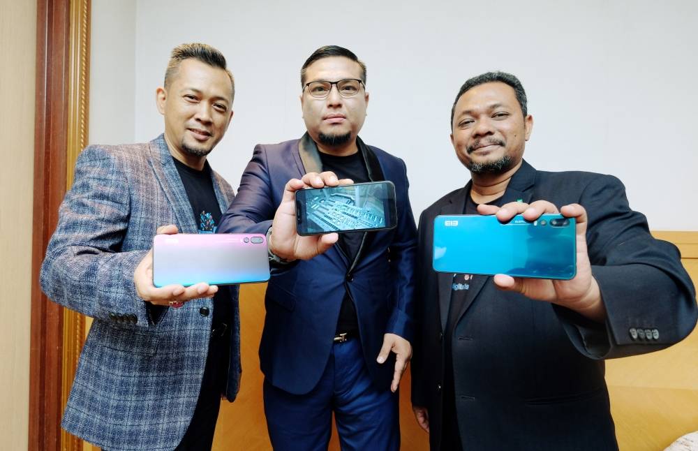 Dari kiri: Kamarunnizam, Mokhtar dan Saouqie pada majlis DSM bersama usahawan di Kuala Lumpur, baru-baru ini.