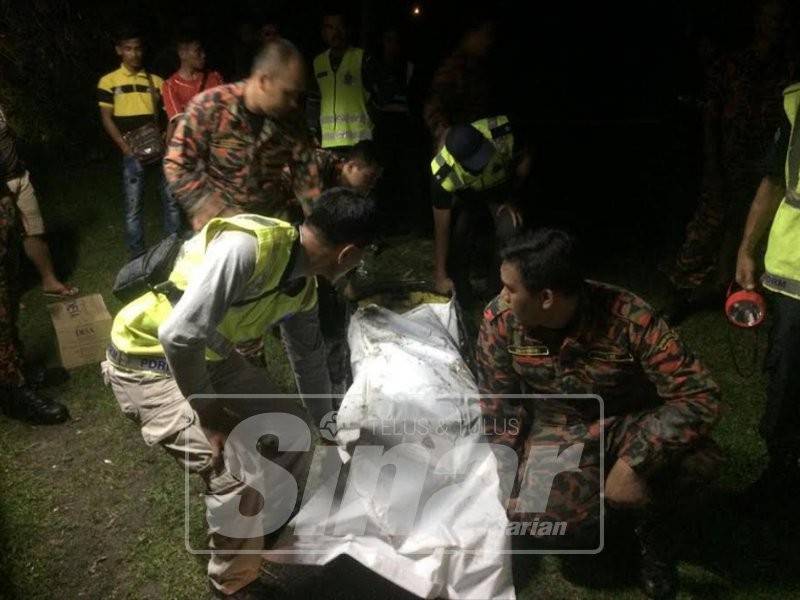 Mayat mangsa diserahkan kepada polis untuk dibawa ke Unit Forensik H Batu Gajah, semalam.