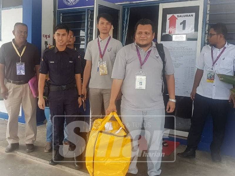 Undi awal yang dibawa keluar selepas pusat pengundian di balai itu berakhir jam 2 petang tadi.