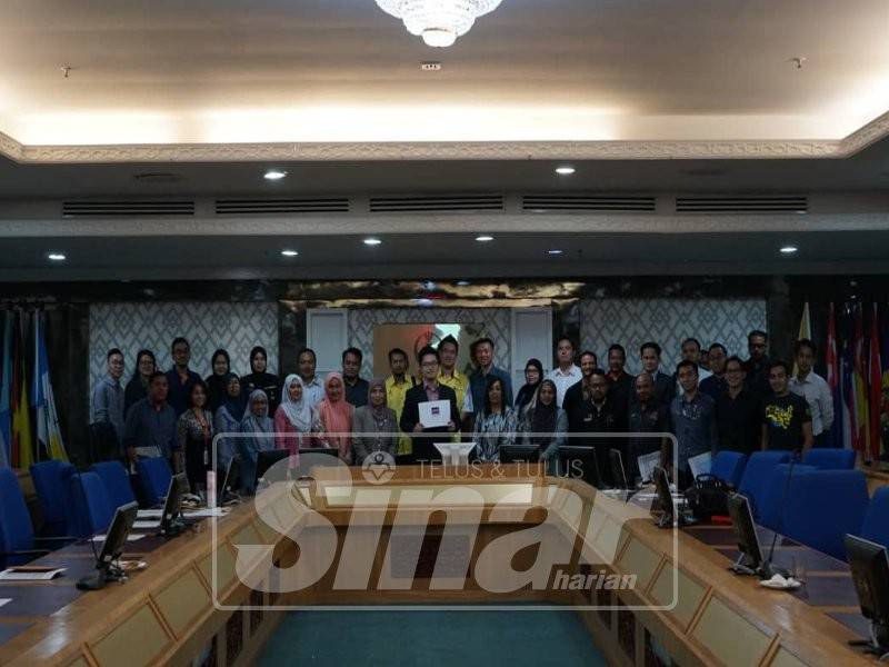 Howard (tengah) bersama-sama pihak yang yang terlibat dengan penganjuran persidangan tersebut selepas mengadakan mesyuarat penyelarasan hari ini.
