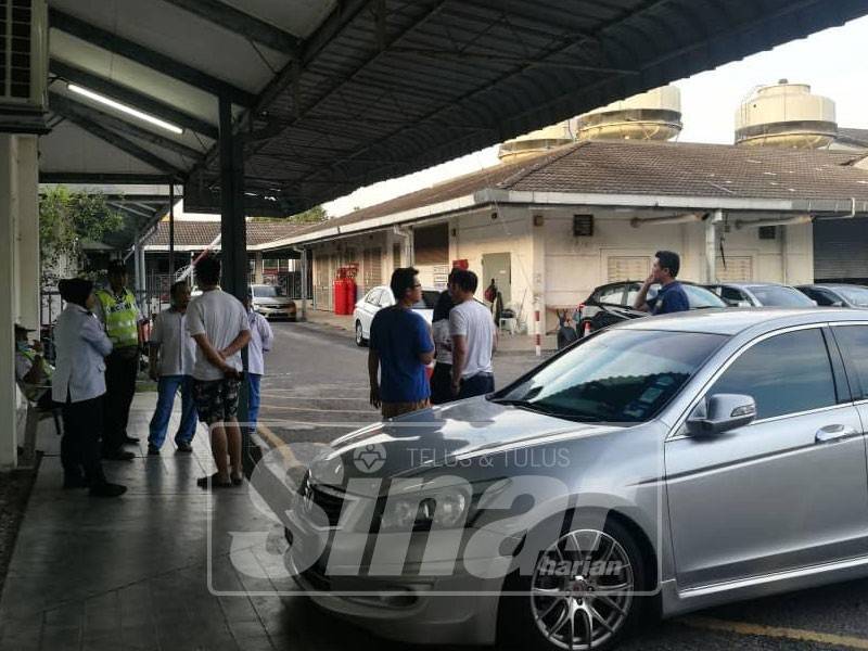 Kelihatan ahli keluarga dan rakan mangsa di perkarangan unit forensik Hospital Seberang Jaya.