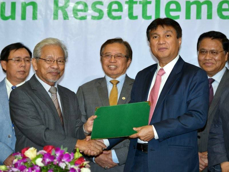 Ketua Menteri Sarawak, Datuk Patinggi Abang Johari Tun Openg (tengah) menyaksikan pertukaran dokumen di antara timbalannya, Tan Sri Dr James Jemut Masing (kiri) dengan Ketua Pegawai Eksekutif Kumpulan Sarawak Energy Berhad (SEB), Sharbini Suhaili (kanan) pada majlis menandatangani Memorandum Persefahaman (MoU ) untuk Bakun Resettlement Scheme Education Fund, hari ini. - Foto Bernama