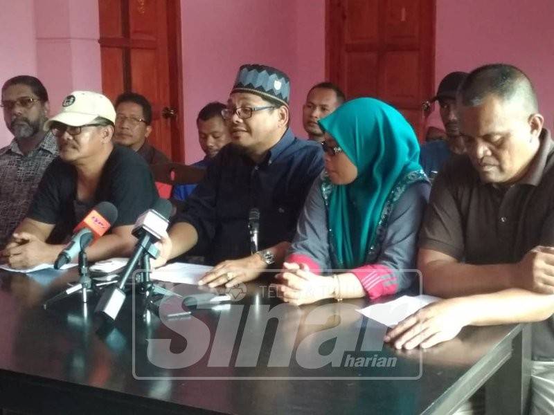 Nor Afendi(tiga, kanan), Azman(dua, kiri) dan Siti Asiah (dua, kanan) dalam sidang media hari ini
