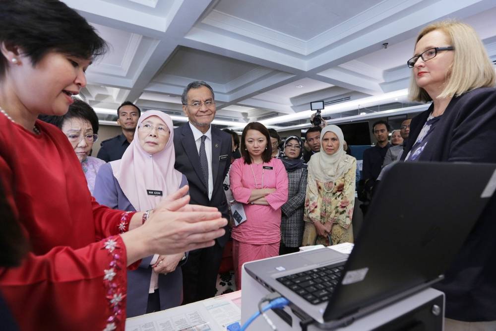 
YIN LING (kiri) memberi penerangan berkaitan Projek ROSE kepada Wan Azizah (tiga dari kiri) dan Dzulkefly (empat dari kiri).