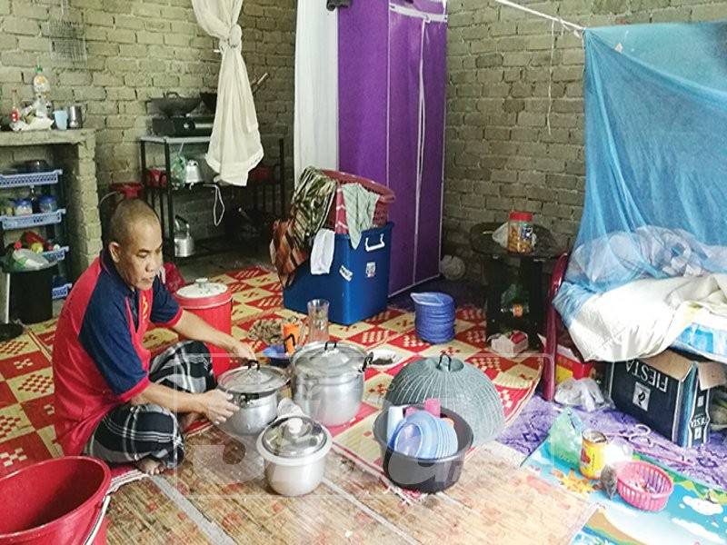 Hawari di dalam rumahnya di Kampung Bukit Awang. 