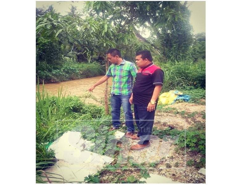 Mohd Nazry (kanan) meninjau masalah penduduk.