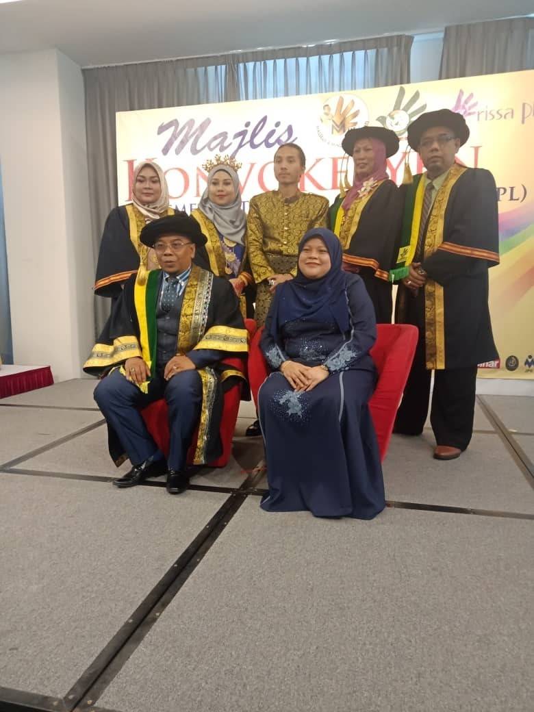 Datuk Seri Jamil Aris bersama isterinya dan pembantu tenaga pengajar MMT.