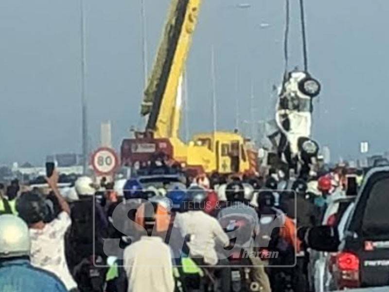 Kerja-kerja mengangkat naik kenderaan dijalankan petang semalam.