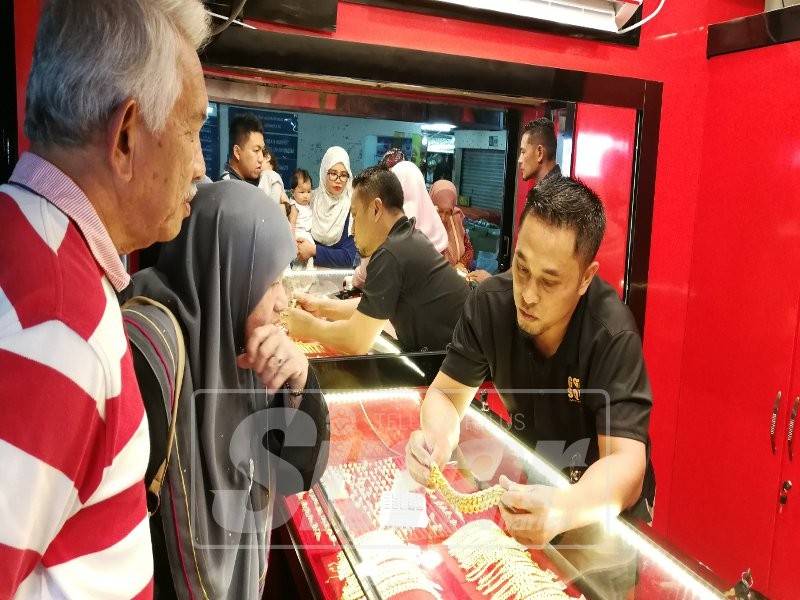 Pelanggan dari Kelantan ini tidak melepaskan peluang untuk meninjau emas.