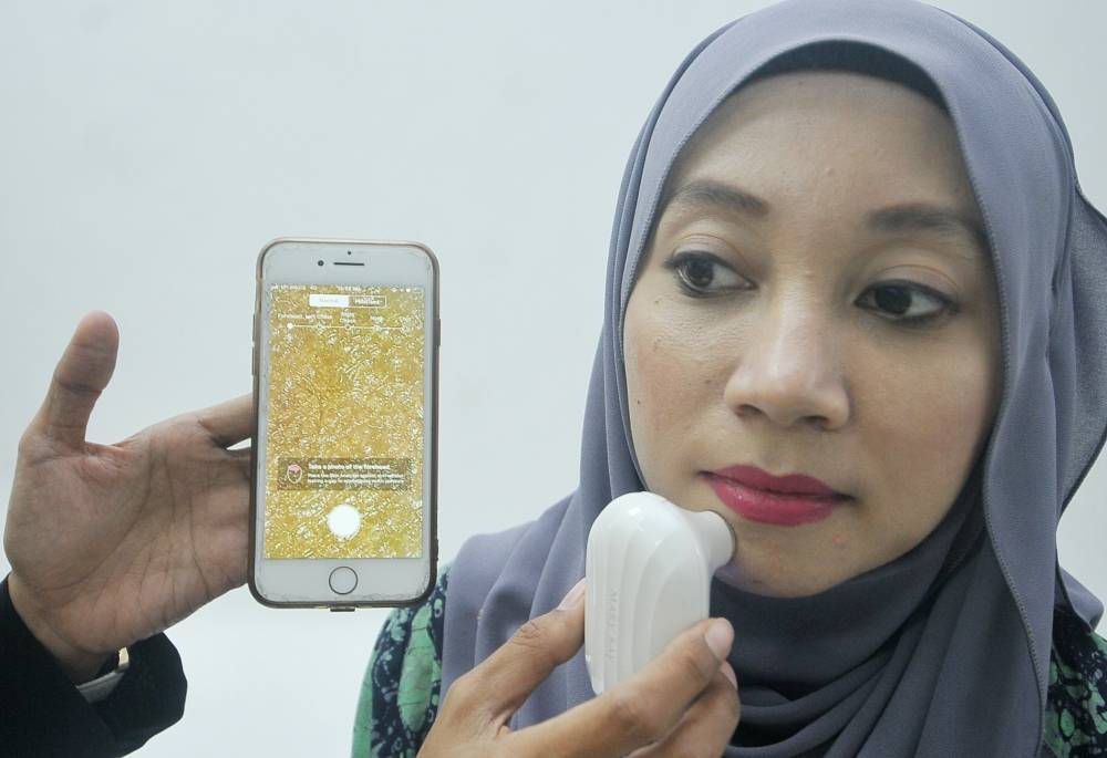 Mislianor menganalisa kulit model.