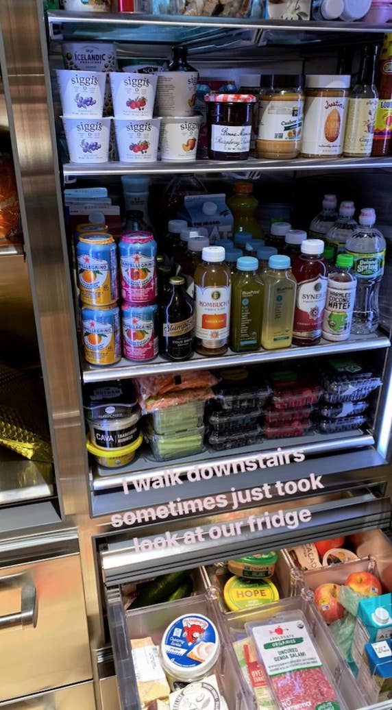 Nah! minuman dan makanan sihat penuh dalam peti aisnya.