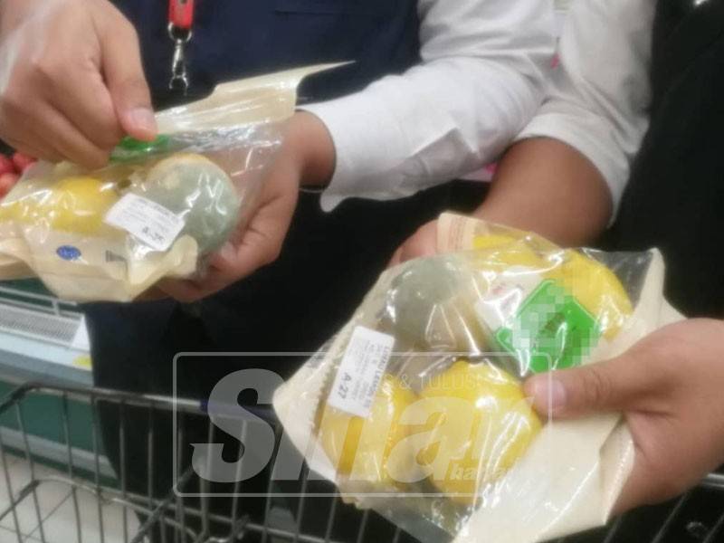JKN turut merampas buah lemon yang berkulat namun masih dijual kepada orang ramai di pasar raya berkenaan.