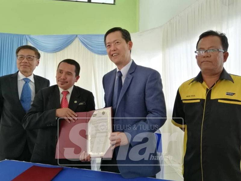 Seow Heng menyerahkan IBR yang sudah ditandatangani kepada Ahmad Shukri.