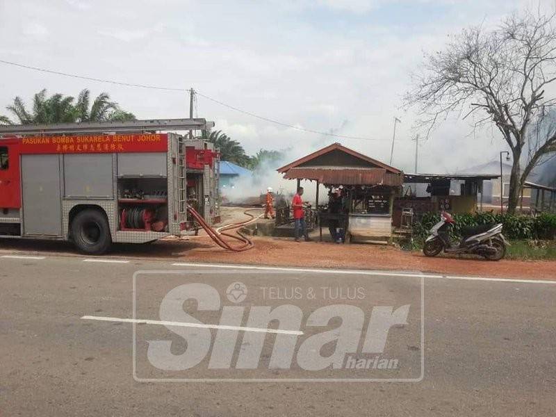 Kerja- kerja memadam kebakaran dilakukan bomba.