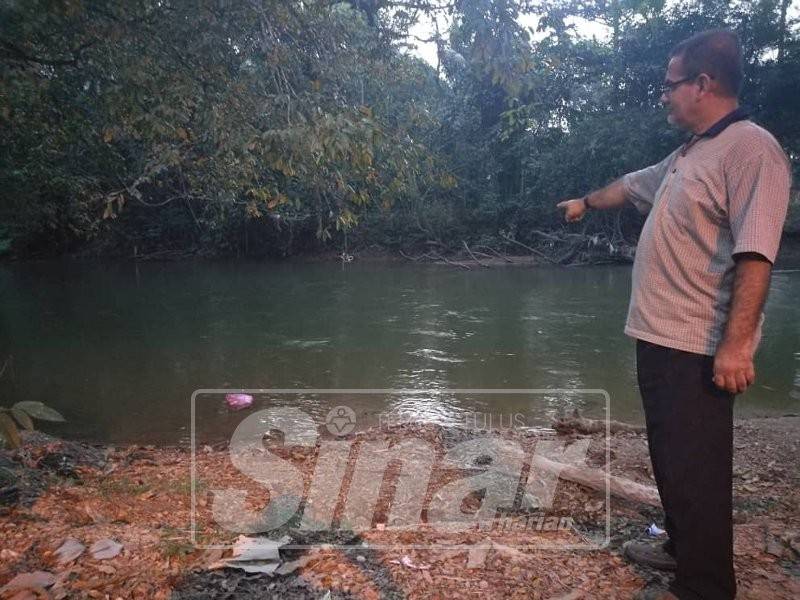 Penduduk menunjukkan lokasi mangsa ditemui, hari ini.