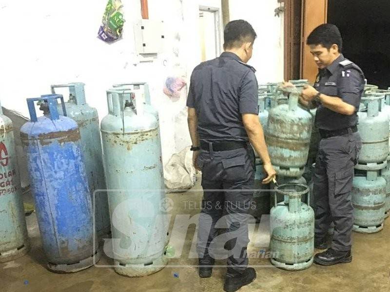 Anggota KPDNHEP memeriksa beberapa tong gas di premis berkenaan.