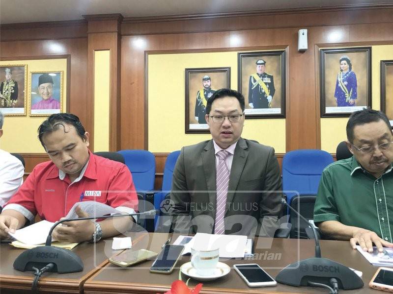 Jimmy Puah (tengah) pada sidang media, semalam.