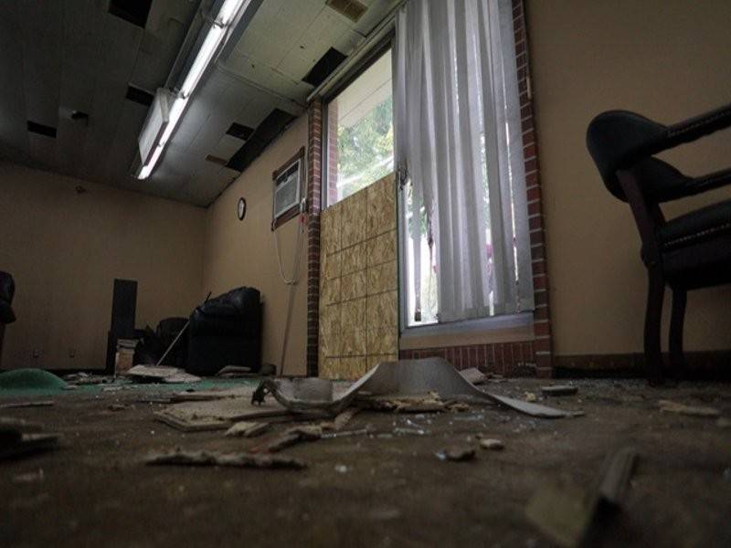 Pengeboman yang merosakkan pejabat imam masjid berkenaan.