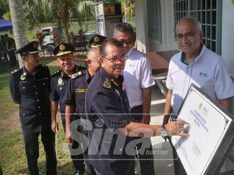 Shaharuddin(tengah) menyempurnakan majlis menandatangani plak perasmian pembukaan Stesen JPJ baharu di Hentian R&R Gunong Semanggol arah selatan pagi tadi.
