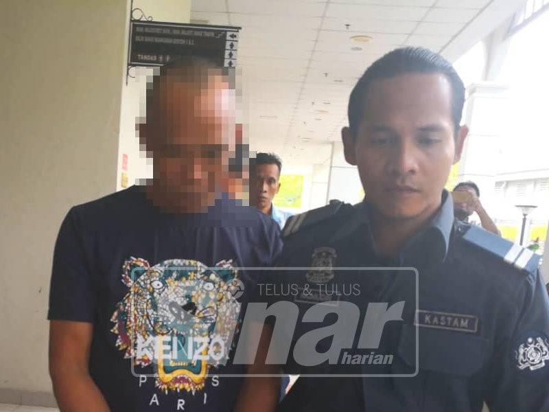 Tertuduh mengaku tidak bersalah selepas kertas pertuduhan memiliki rokok tidak sah