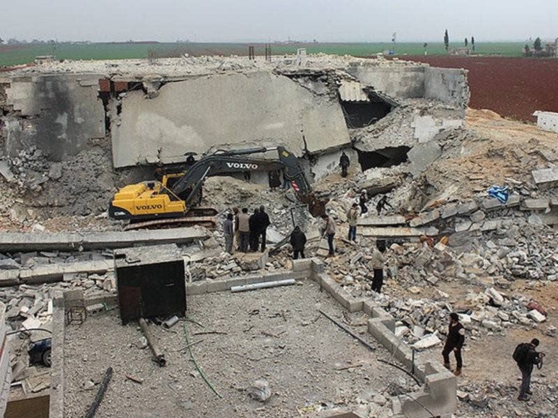 Sebuah masjid runtuh selepas dibom tentera AS.