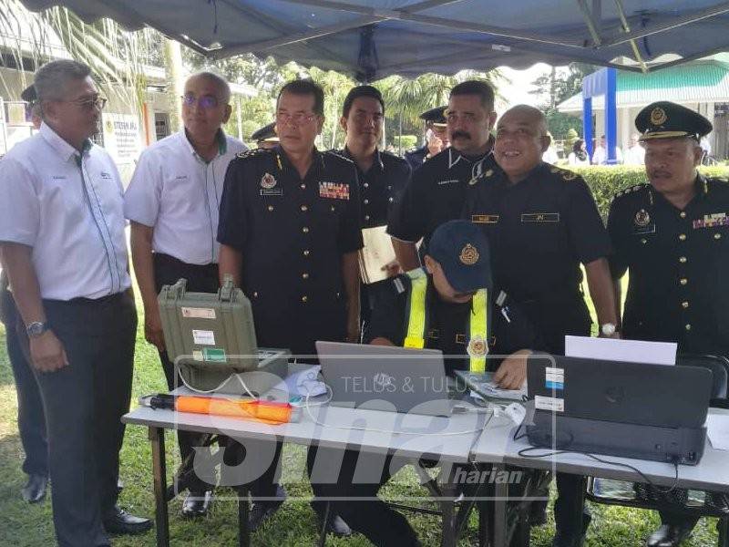 Shaharuddin(dua kiri) memantau kakitangan JPJ yang menjalankan tugasan pemeriksaan kenderaan berat di Stesen JPJ Hentian R&R Gunong Semanggol hari ini.