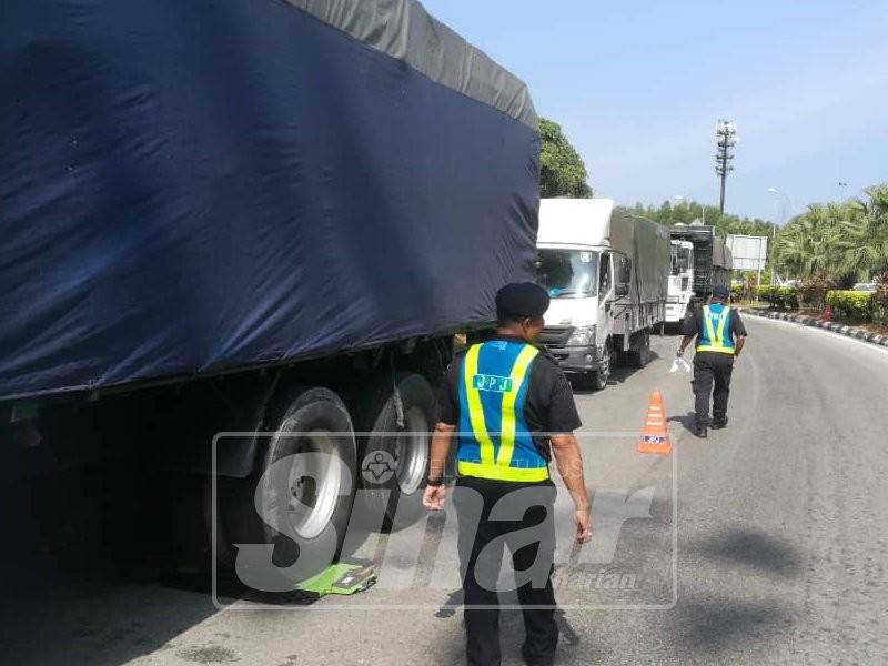 Sebahagian anggota JPJ bertugas di Stesen JPJ Hentian R&R Gunong Semanggol, dekat Bagan Serai sudah menjalankan tugas memeriksa kenderaan berat.