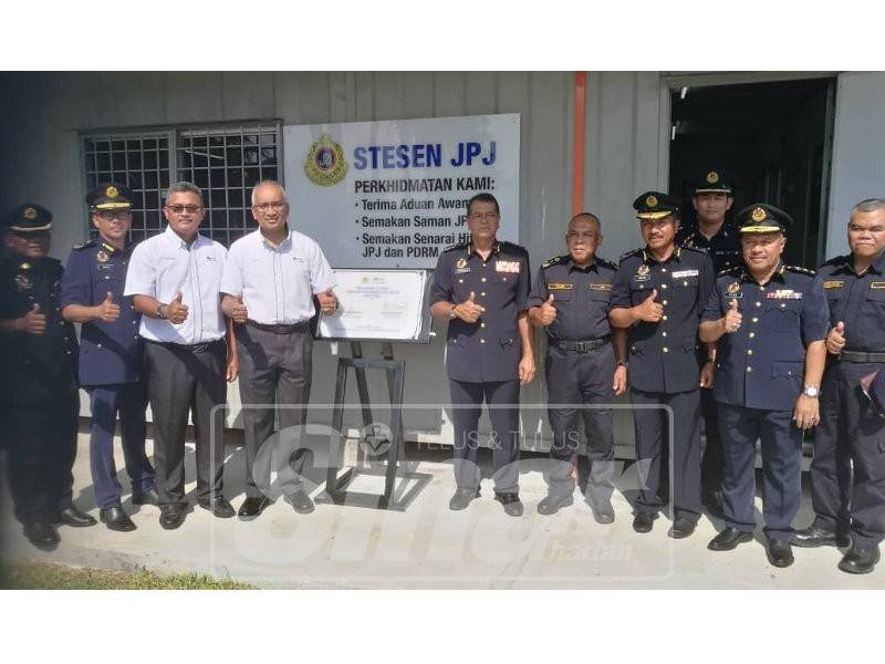 Shaharuddin (tengah) bersama Azman (empat kiri) teruja merasmikan bangunan Stesen JPJ baharu ditempatkan di Hentian R&R Gunong Semanggol arah selatan dekat Bagan Serai hari ini.