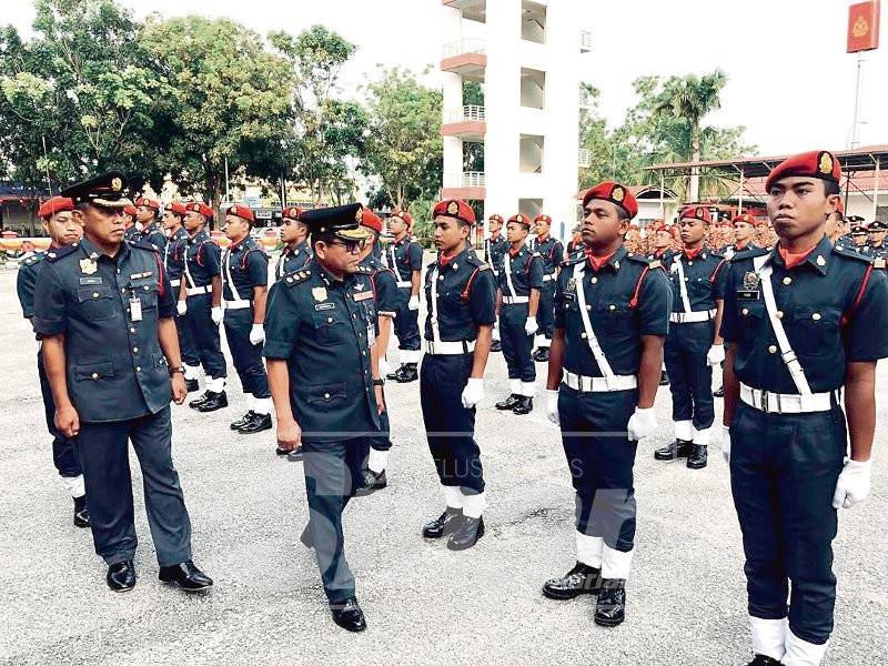 Norazam membuat pemeriksaan barisan.