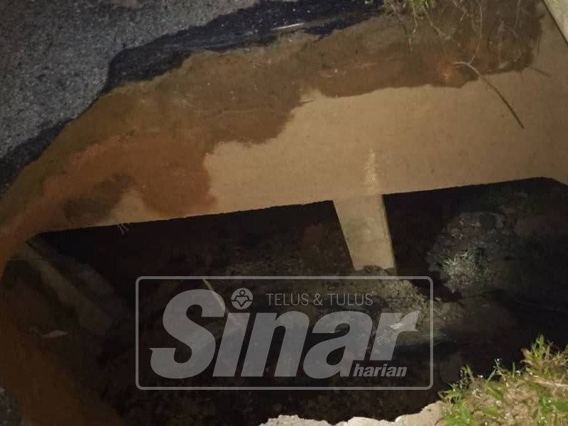 Kejadian tanah runtuh di laluan utama Ajil-Jerangau di Kampung Pela berhampiran jambatan Sekolah Kebangsaan Peroh, Ajil, malam tadi. - Foto PDRM
