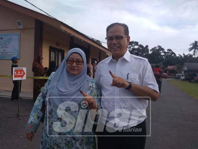 Wan Rosdy dan isterinya, Burhah selesai mengundi di Sekolah Kebangsaan (SK) Tanjung Gahai hari ini.