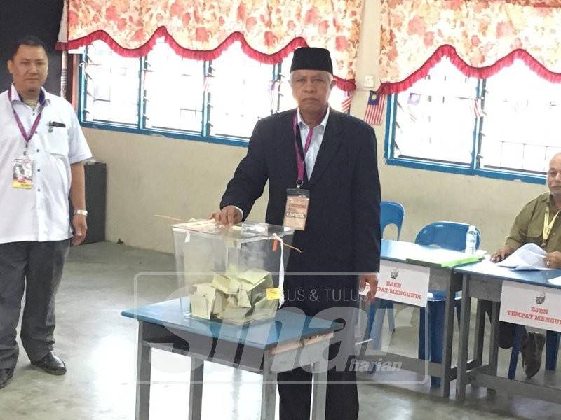 Sallehuddin mengundi di Sekolah Kebangsaan (SK) Sungai Koyan 1 pada jam 8.20 pagi tadi.
