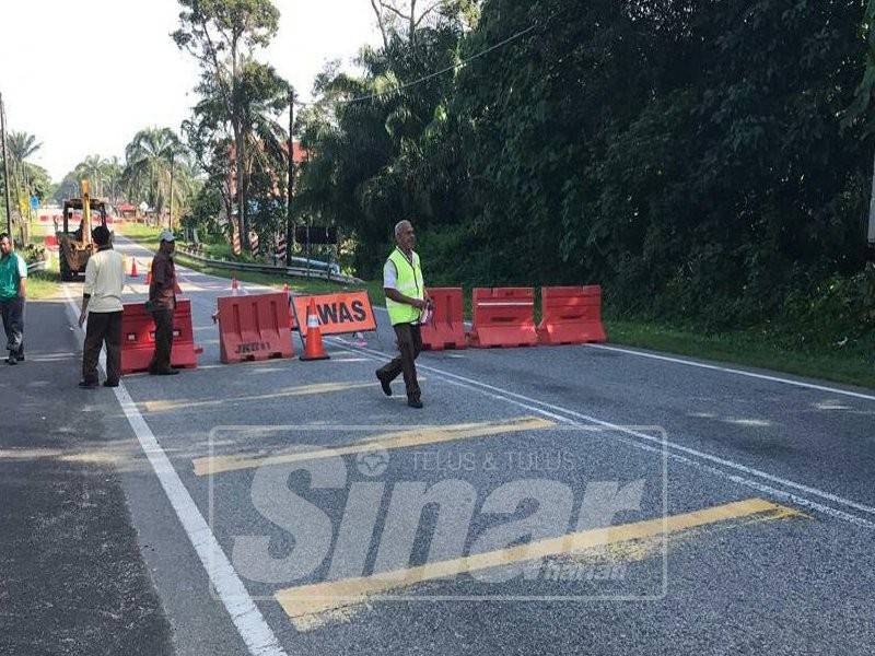 Laluan Ajil-Jerangau ditutup untuk semua kenderaan pagi ini bagi kerja-kerja pembaikan jalan runtuh di Kampung Pela berhampiran jambatan berdekatan SK Peroh, Ajil.
