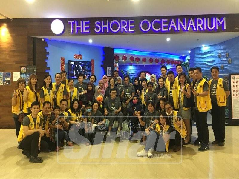 Sebahagian ahli kelab tidak ketinggalan menyantuni kanak-kanak berkenaan.